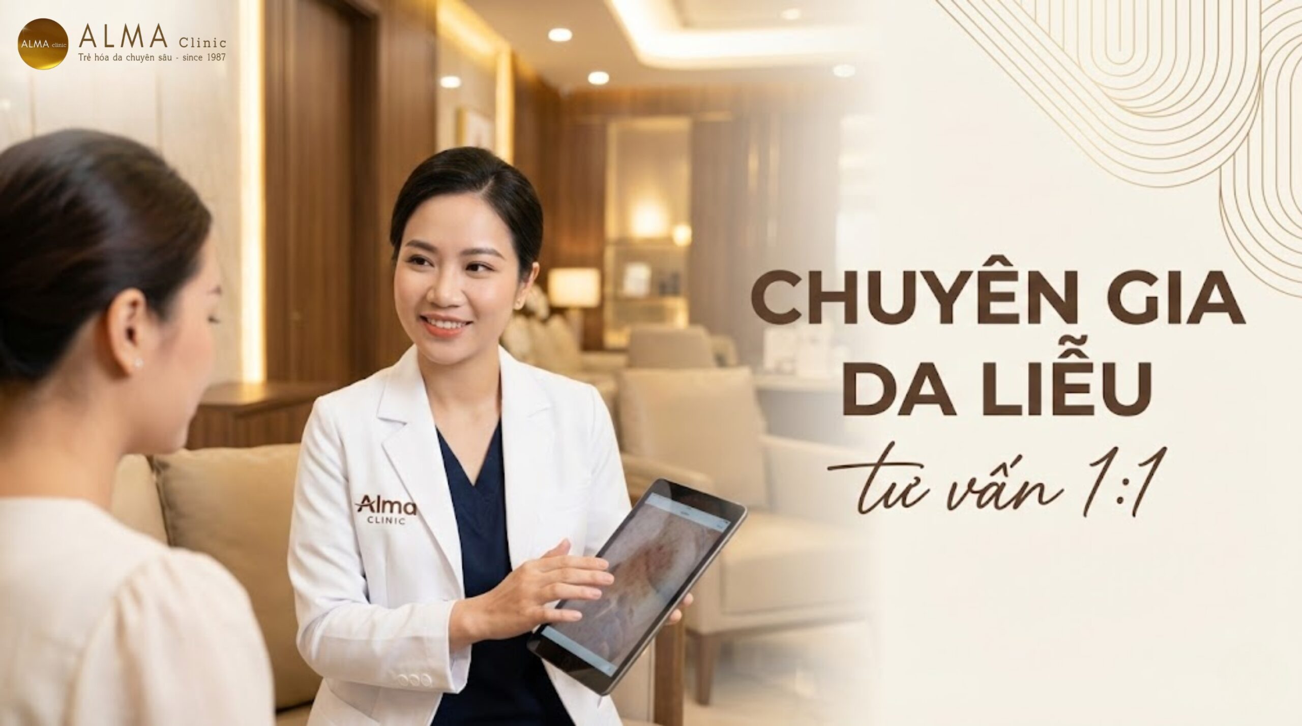 Bác sĩ da liễu Alma Clinic đang soi da và tư vấn phác đồ AviClear cho khách hàng - hình ảnh thực tế