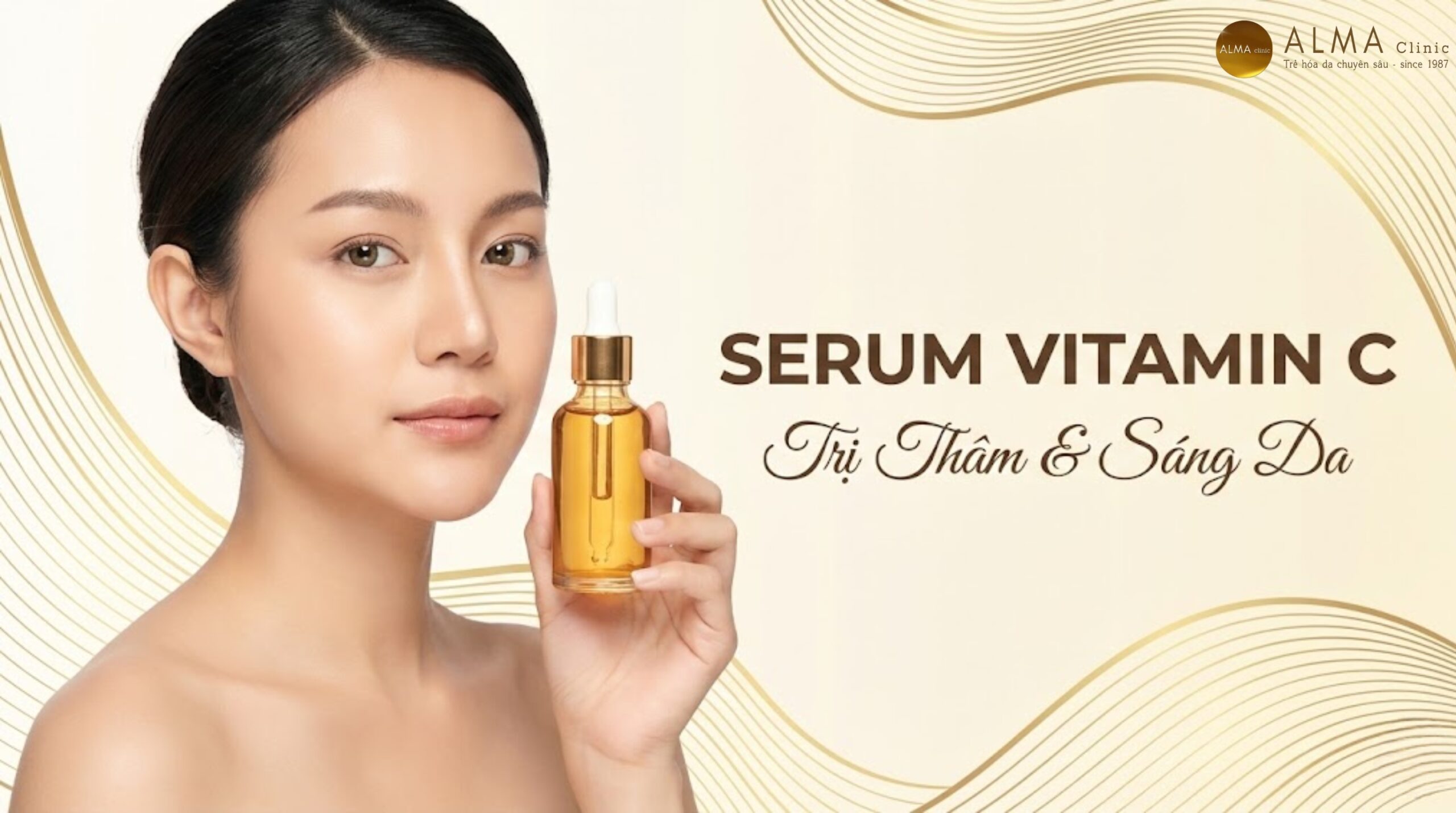 Serum Vitamin C trị thâm sáng da - cô gái châu á da căng bóng cầm chai serum vitamin c vàng óng - giải pháp từ bác sĩ Alma Clinic